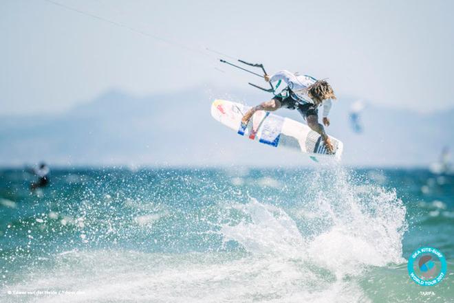 Day 3 – Airton, always starts his heats with a bang – GKA Kitesurf World Tour Tarifa ©  Ydwer van der Heide